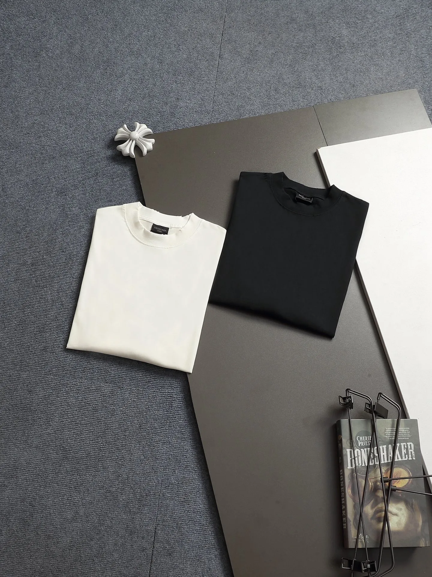 BALENCIAGA 2026 Logo ， Retro Same Style T 320 Versatile : Black White Size：XS S M L